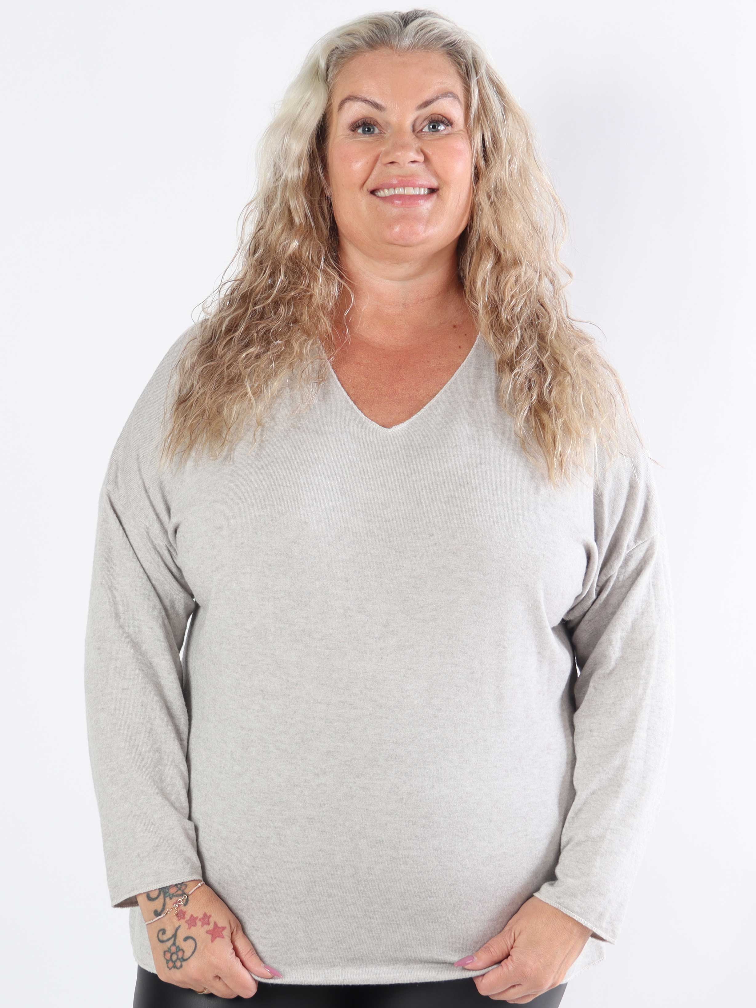 Djamila - Mjuk viskosblus i plus size med v-ringning